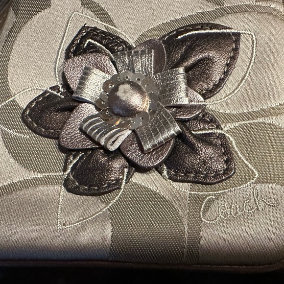 Coach tan wristlet with flower accent.  Timeless. EUC!! Smoke free home. - Picture 4 of 5